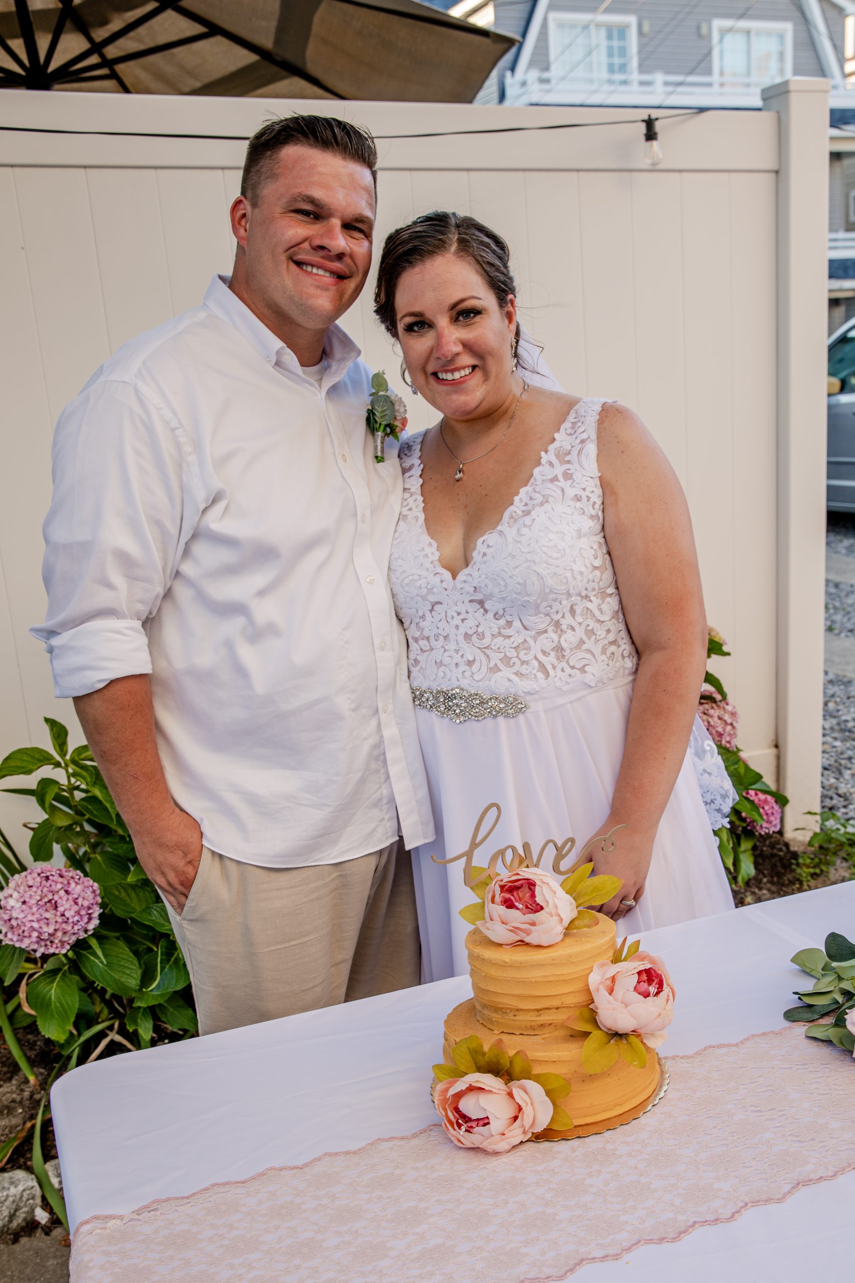 wedding couple with cake